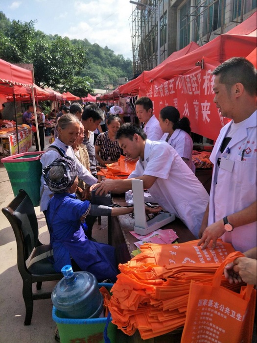 关岭县断桥镇卫生院组织医疗小分队对辖区内群众进行免费义诊
